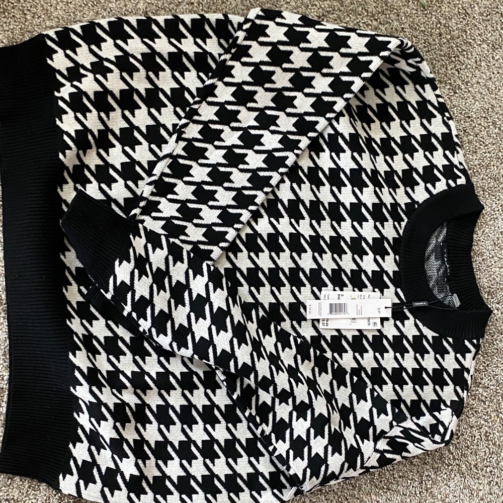 T Tahari Black & White Houndstooth Crewneck Sweater